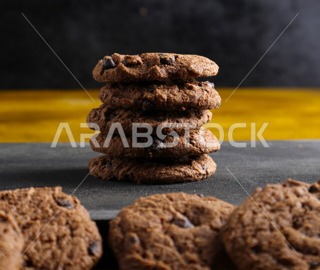 رقائق الشوكولاتة الساخنة  ، رقاقات البسكويت  مع كرات من الشوكولاتة الداكنة  ، كوكيز ، بسكويت ، حلويات مخبوزة , خلفيات سوداء .