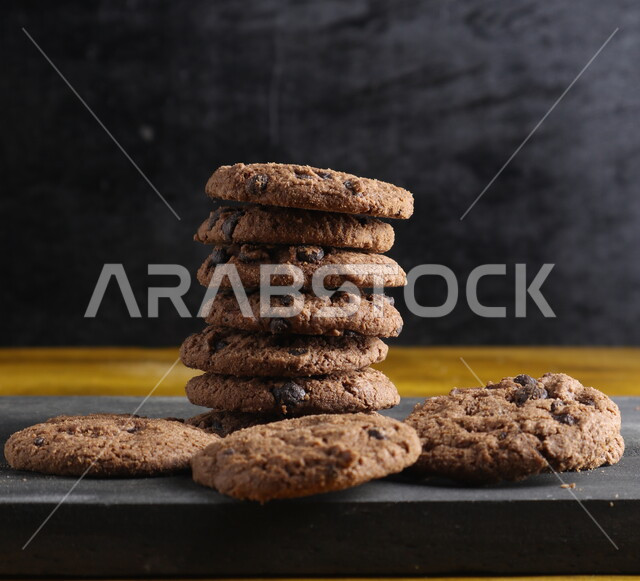 رقائق الشوكولاتة الساخنة  ، رقاقات البسكويت  مع كرات من الشوكولاتة الداكنة  ، كوكيز ، بسكويت ، حلويات مخبوزة , خلفيات سوداء .