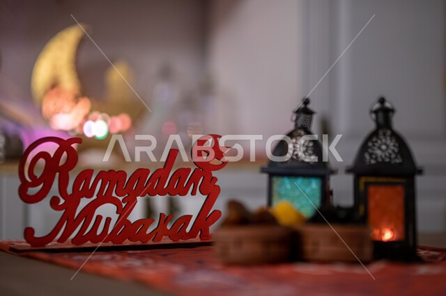 قالب تصميم رمضاني , التهنئة بقدوم شهر رمضان الكريم ، هلال و فوانيس رمضان ، كتابة رمضان مبارك , مخطوطات وفنون الخط , خلفية رمضان  .