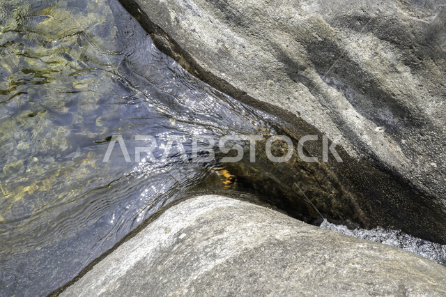 شلال صغير من الماء ، جريان الماء بين الصخور ،  أماكن سياحية طبيعية  ، الطبيعة المائية الخلابة ، تيار مائي .