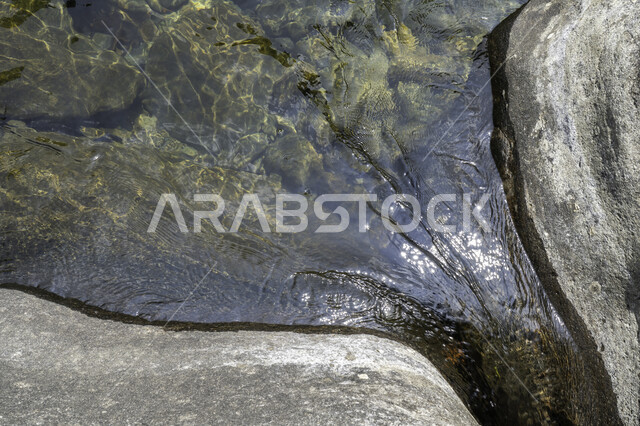 شلال صغير من الماء ، جريان الماء بين الصخور ،  الطبيعة المائية الخلابة ، أماكن سياحية طبيعية  ، تيار مائي .
