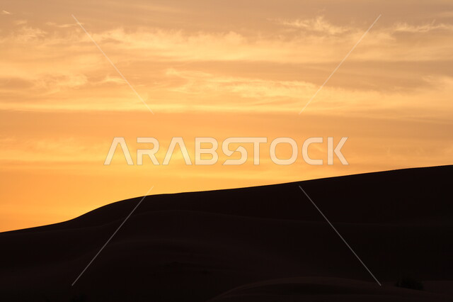 صورة ظلية لجبال في الصحراء اثناء غروب الشمس، منظر طبيعي  اثناء الغروب، الطبيعة الجبلية، غروب الشمس, خلفية الطبيعة .