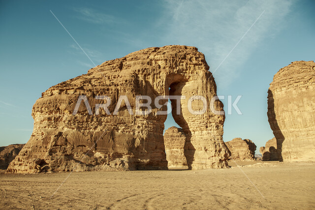 صخرة الفيل في محافظة العلا بالمملكة العربية السعودية، التكوينات الصخرية، معالم اثرية تاريخية قديمة، القمم والمرتفعات الصخرية، الطبيعة الصحراوية، خلفية الطبيعة