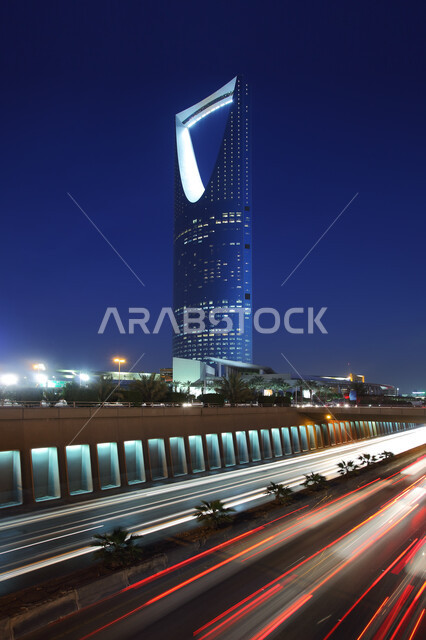 برج المملكة في مدينة الرياض، وسط البلد, الفن الهندسي المعماري للأبراج وناطحات السحاب, المملكه العربيه السعودية ، معالم مشهورة،السماء والمناظر الطبيعية في الرياض