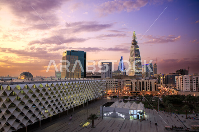 برج الفيصلية في مدينة الرياض بالمملكة العربية السعودية عند غروب الشمس، أبراج مدينة الرياض، أبراج وناطحات سحاب مضيئة، الفن الهندسي المعماري، معالم الرياض المشهورة