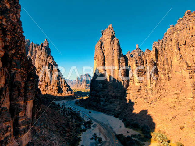 انعكاس ظل الجبال الصخرية على المياه بين أخاديد الجبال الساحرة بوادي الديسة في مدينة تبوك بالمملكة العربية السعودية، التكوينات  الصخرية، الواحات بوادي الديسة، الطبيعة الصحراوية في السعودية .