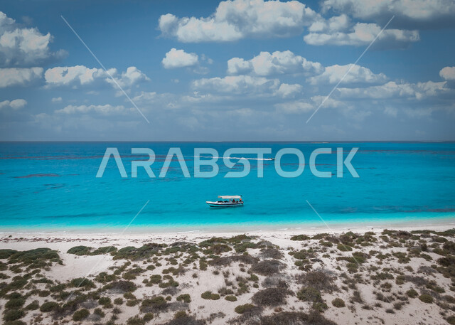  قارب صغير يبحر في مياه البحر الاحمر, جزيرة داركة التي تقع في البحر الأحمر في منطقة جيزان في المملكة العربية السعودية ، معالم تاريخية في السعودية ، جزيرة داركة ، جزر منطقة جيزان ، جزر البحر الأحمر