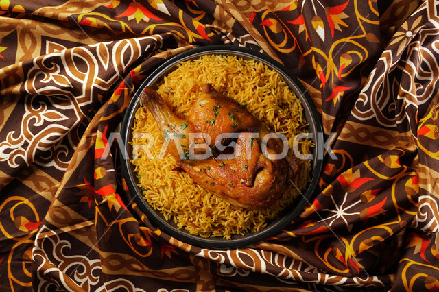 طبق من ارز الكبسة مع الدجاج ، وجبات عربية خليجية تقليدية ، أطباق شعبية ، مطاعم شرقية لوصفات المطبخ السعودي ,  خلفية بنية مزخرفة  .