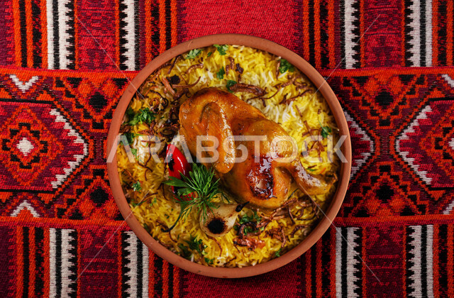 طبق من ارز الكبسة مع الدجاج والخضار ، وجبات عربية خليجية تقليدية ، أطباق شعبية ، مطاعم شرقية لوصفات المطبخ السعودي ,  خلفية حمراء .