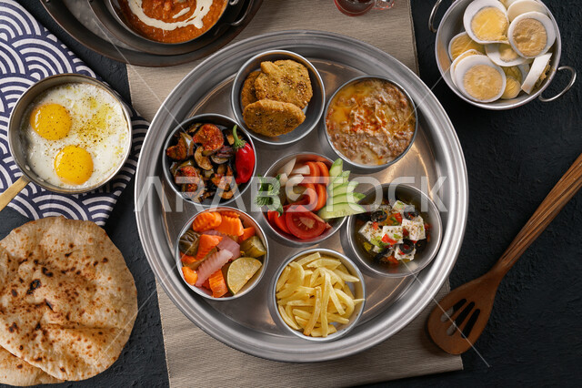 وجبة فطور صحية , مأكولات عربية تقليدية , بروتينات وخضراوات  , طعام صحي , فطور صباحي .  