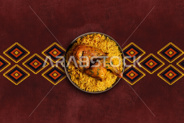 طبق من ارز الكبسة مع الدجاج  ، وجبات عربية خليجية تقليدية ، أطباق شعبية ، مطاعم شرقية لوصفات المطبخ السعودي ,  خلفية بنية مزخرفة  .