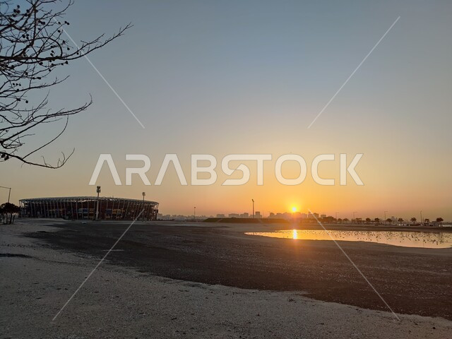 ملعب أحمد بن علي في مدينة الدوحه في قطر  وقت الغروب , بطولة كأس العالم 2022 في قطر , كاس العالم فيفا, مونديال قطر ,  الشغف بكرة القدم, أنديه وتشجيع .