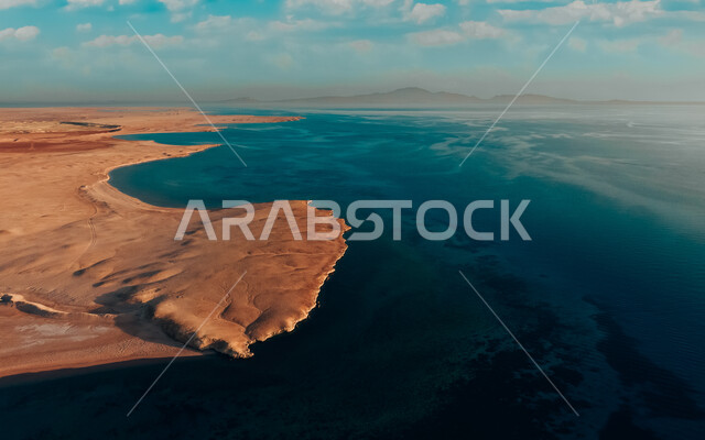  شاطئ البحر في منطقة تبوك شمال غرب المملكة العربية السعودية ، وجهة استكشافية، سواحل نيوم في مدينة حقل، خلفية الطبيعة . 