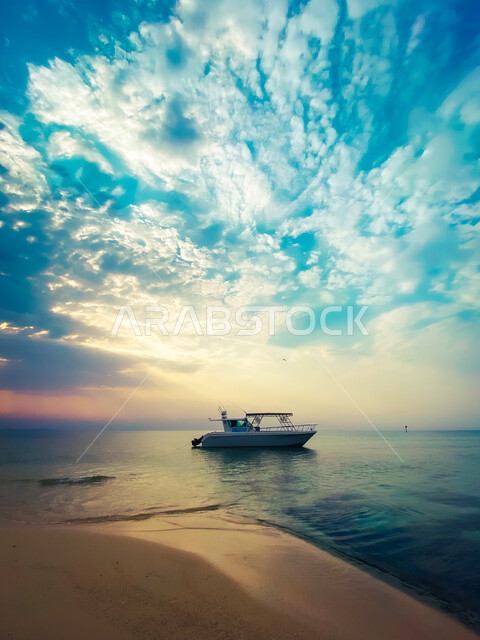 كورنيش الشاطئ الشمالي في ينبع ، البحر في المملكة العربية السعودية وقت الغروب  ، قارب ورمال ، أماكن ساحلية ترفيهية في السعودية ، الطبيعة البحرية ، خلفيات طبيعية. 