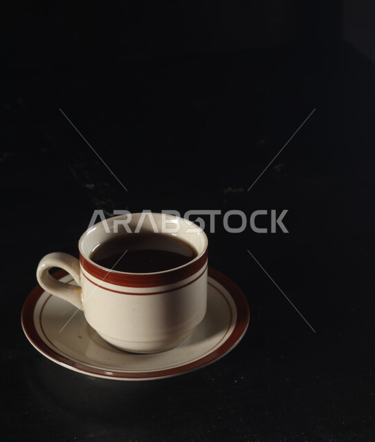 فنجان قهوة تركية الساخنة، مشروب القهوة، قهوة اسبريسو، مشروبات ساخنة، قهوة سوداء داكنة، خلفية سوداء .