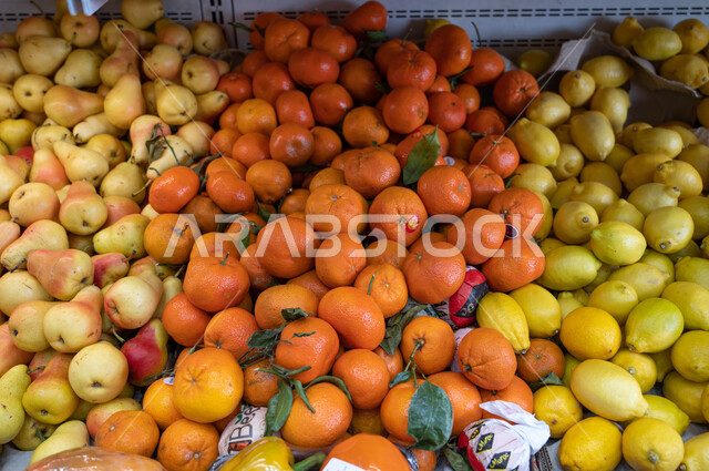 تصوير مقرب لقسم الفواكه  ، محلات تجارية ،  التبضع داخل السوبرماركت ، شراء الاحتياجات المنزلية ، السلع والمواد الغذائية المختلفة ، مستلزمات المستهلك.