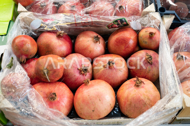 تصوير مقرب ثمرة الرمان  ، محلات تجارية ،  التبضع داخل السوبرماركت ، شراء الاحتياجات المنزلية ، السلع والمواد الغذائية المختلفة ، مستلزمات المستهلك.