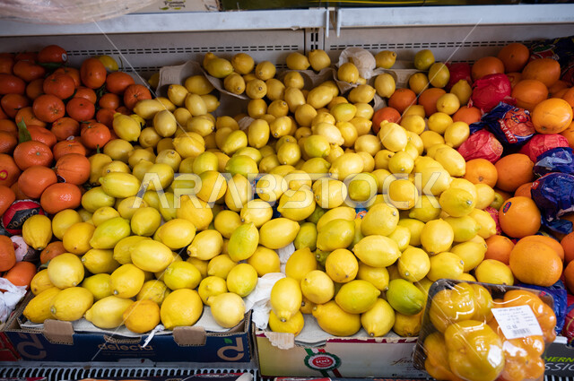 تصوير مقرب لقسم الفواكه  داخل السوبرماركت  ، محلات تجارية ، شراء الاحتياجات المنزلية ، السلع والمواد الغذائية المختلفة ، مستلزمات المستهلك.
