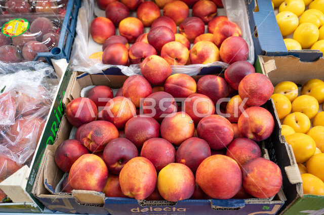 تصوير مقرب لثمرة الدراق  داخل السوبرماركت  ، محلات تجارية ، شراء الاحتياجات المنزلية ، السلع والمواد الغذائية المختلفة ، مستلزمات المستهلك.