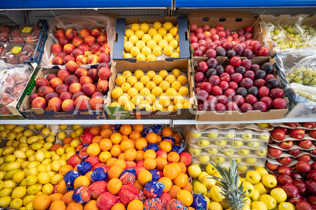 تصوير مقرب لقسم الفواكه داخل السوبرماركت ، محلات تجارية ،  التبضع وشراء الاحتياجات المنزلية ، السلع والمواد الغذائية المختلفة ، مستلزمات المستهلك.