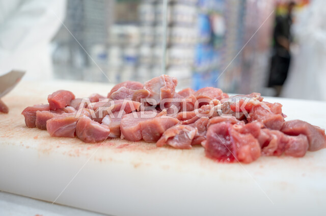 صورة مقربة اللحوم المقطعة الطازجة في متجر بيع اللحوم ، لحوم المواشي المتنوعة ، اللحوم الحمراء ، السلع والمواد الغذائية المختلفة ، مستلزمات المستهلك.