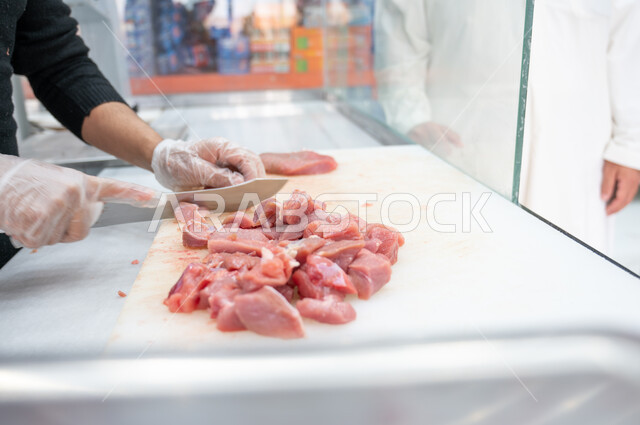 Close cutting of fresh meat, various livestock meat, meat shop, red meat, supermarket, various commodities and foodstuffs, consumer supplies.