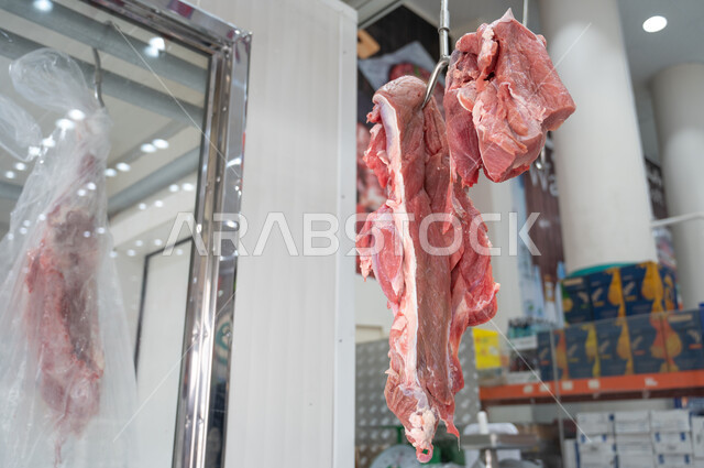 لحم الضأن النيء  في متجر اللحوم ، اللحوم الطازجة ، لحوم المواشي المتنوعة ، اللحوم الحمراء ، السوبرماركت ، السلع والمواد الغذائية المختلفة ، مستلزمات المستهلك.