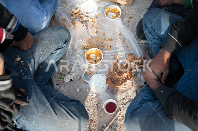 صورة مقربة لمجموعة من العمال  يتناولون وجبة من الطعام, استراحة عن العمل, تناول الطعام في العمل فترة قصيرة من الراحة لتناول الطعام .