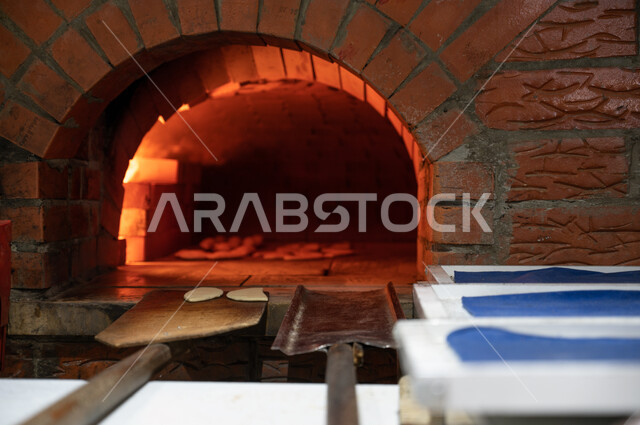 صورة مقربة معجنات داخل الفرن في متجر المخبوزات ، اعداد المخبوزات والمعجنات ،  وجبات الطعام السريعة الشهية ، المطاعم العربية. 