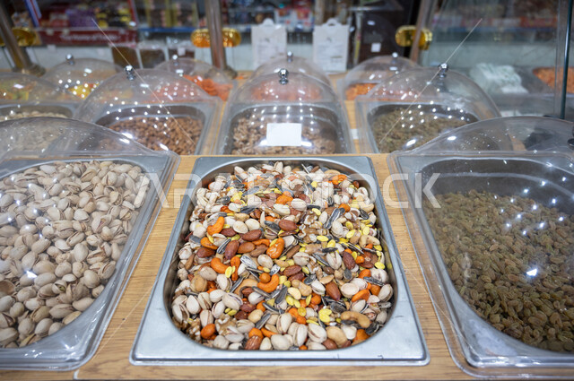 صورة مقربة  المكسرات المالحة  داخل السوبرماركت ، وجبات خفيفة ، السلع والمواد الغذائية المختلفة ، مستلزمات المستهلك.