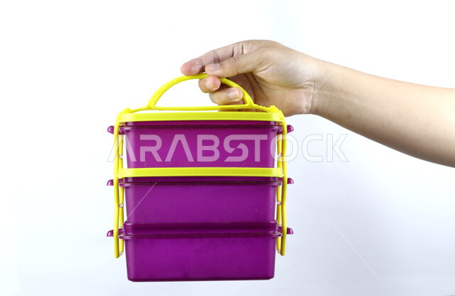 علبة من طبقات البلاستيك لحفظ الطعام , صناديق وجبات الطعام , صندوق لحمل  الأطعمه, أدوات مطبخ , خلفيه بيضاء, أواني بلاستيكيه .