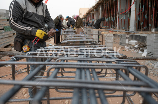 صوره مقربه لمجموعة من العمال في موقع البناء ، مفهوم الهندسة المعمارية, التطور المعماري,  مفهوم الهندسه المعماريه ,مبنى تحت الانشاء ، المملكه العربيه السعوديه