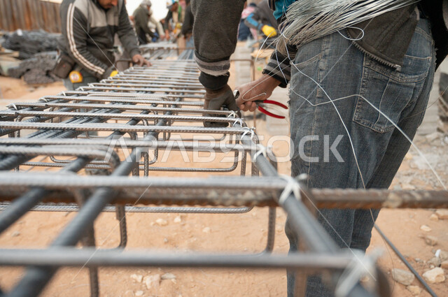 صوره مقربه لعمال في موقع البناء ، مبنى تحت الانشاء, التطور المعماري, مفهوم الهندسه المعماريه , في المملكة العربية السعودية