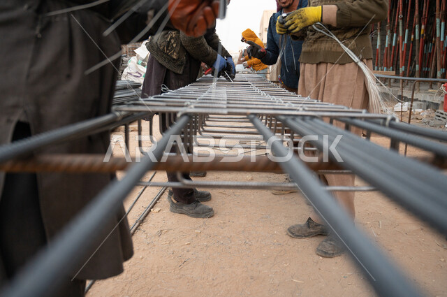 صوره مقربه لعمال في موقع البناء ، التطور المعماري, مفهوم الهندسه المعماريه ,مبنى تحت الانشاء, في المملكة العربية السعودية