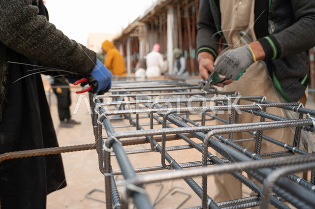 صوره مقربه لعامل في موقع البناء ،  التطور المعماري,  مفهوم الهندسه المعماريه ,مبنى تحت الانشاء ، المملكه العربيه السعوديه