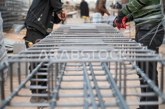 صوره مقربه لعامل في موقع البناء ، مبنى تحت الانشاء ، مفهوم الهندسه المعماريه، التطور المعماري في المملكه العربيه السعوديه