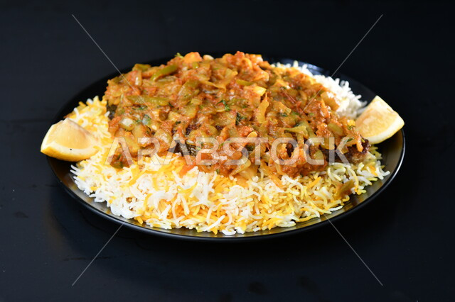 طبق من السمك المقلي المتبل مع الخضار ، مأكولات بحرية عربية ، وجبة طعام غذائية صحية ،صيادية سمك , أطباق ووصفات شرقية , خلفية سوداء  .