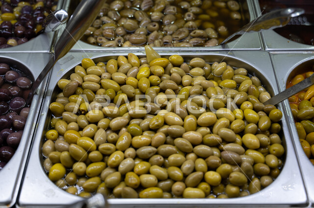  تشكيلة من المقبلات الطازجة ، انواع الزيتون في المتجر، حبات الزيتون ، السلع والمواد الغذائية  ، تشكيلة من المقبلات الباردة المشكلة.