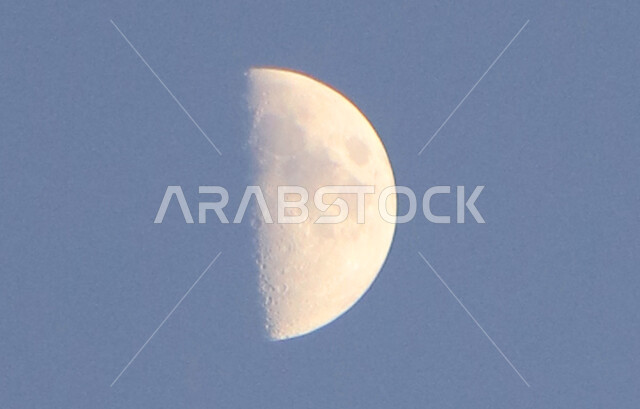صورة مقربة للقمر الاحدب في السماء الزرقاء، نصف دائري، غير مكتمل، مناظر طبيعية، خلفية القمر