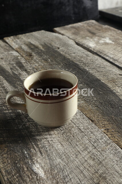 صورة مقربة لفنجان القهوة السادة على طاولة خشبية قديمة، قهوة اسبريسو، مشروبات ساخنة، فنجان القهوة الساخن، مشروب القهوة الساخن