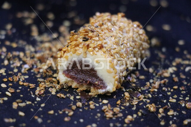 صورة مقربة لمعجنات العيد اللذيذة، اصابع التمر بالسمسم، الحلويات الشعبية الهشة، حلوى العيد اللذيذة، مخبوزات طازجة، حلويات طازجة