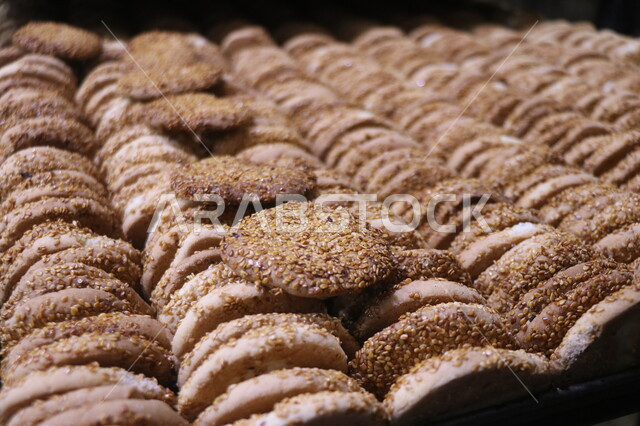 صورة مقربة لمعجنات العيد المشكلة، معجنات محشوة بالتمر، الحلويات الشعبية الهشة، كعك العيد اللذيذ، مخبوزات طازجة، حلويات طازجة، معجنات العيد