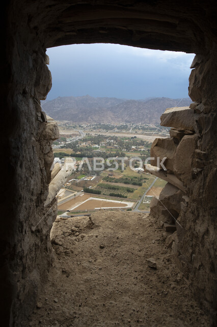 منظر من الأعلى لقلعة رعوم في مدينة نجران, معالم أثرية تاريخية, أماكن سياحية في السعودية, إطلالة على مدينة نجران, المزارع والبساتين الخضراء