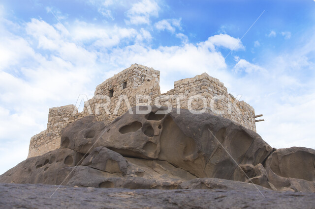 الآثار الصخرية لقلعة رعوم في نجران, معالم أثرية تاريخية, قلعة رعوم الأثرية في نجران, معالم سياحية مشهوره في السعودية