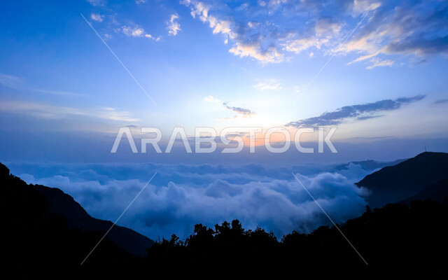 جبال السودة في ابها في المملكة العربية السعودية، الغيوم والسحب البيضاء، القمم الجبلية، الجبال والمرتفعات، التضاريس الجبلية، مناظر طبيعية، خلفية الطبيعة، السياحة في السعودية