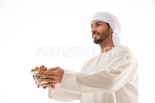 ورتريه لرجل عربي اماراتي خليجي يرتدي الزي الاماراتي التقليدي , تقديم التمور   , الضيافة والاستقبال , ايماءات وجه تدل على البشاشة والترحيب بالضيوف , خلفية بيضاء