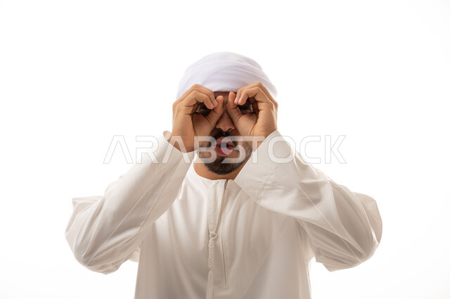 بورتريه لرجل عربي اماراتي خليجي بالزي التقليدي , يقوم بإيماءات وجه مختلفة ، الأهداف المستقبلية ، التركيز على شيء ما ,  إشارات يد تدل على الرؤية بوضوح , خلفية بيضاء .