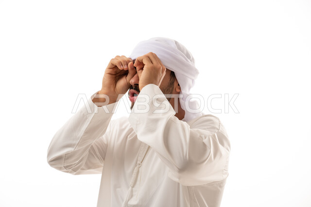 بورتريه لرجل عربي اماراتي خليجي بالزي التقليدي , يقوم بإيماءات وجه مختلفة ، الأهداف المستقبلية ، إشارات يد تدل على الرؤية بوضوح ,  التركيز على شيء ما , خلفية بيضاء .