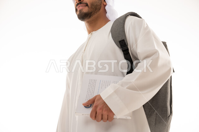 بورتريه لطالب جامعي عربي خليجي اماراتي بالزي الاماراتي التقليدي يحمل حقيبة على ظهره , الذهاب للجامعة ، مفهوم التعليم الجامعي , القراءة والثقافة ,  خلفية بيضاء