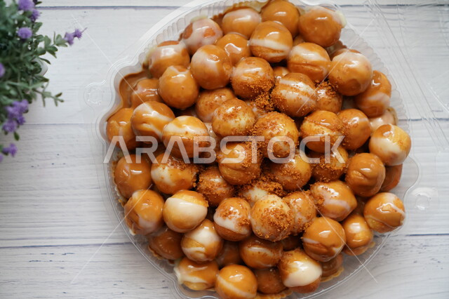 طبق من كرات اللقيمات ، حلويات وسكريات ، حلا شرقي ، وصفات وأطباق حلوى , مطاعم للمأكولات العربية الشرقية 